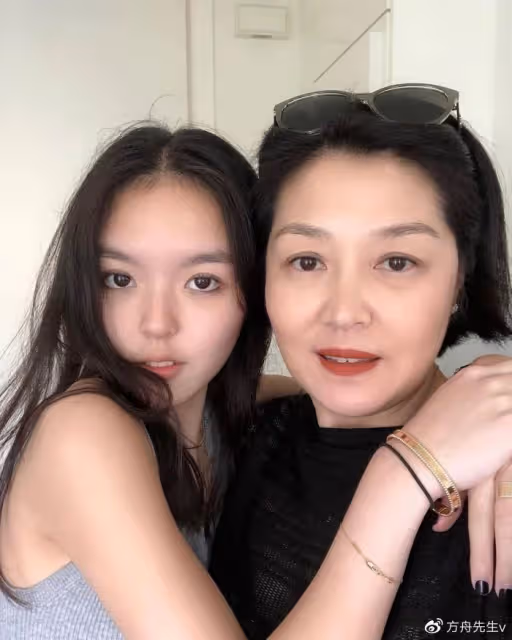 李詠21歲女兒大學畢業!在美國提前一年完成學業,哈文比她還開心