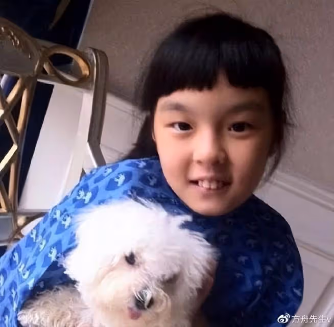 李詠21歲女兒大學畢業!在美國提前一年完成學業,哈文比她還開心