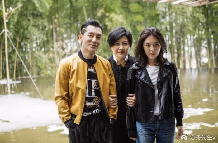 李詠21歲女兒大學畢業!在美國提前一年完成學業,哈文比她還開心