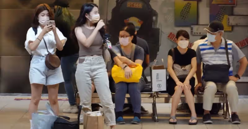 「曝光！男友驚覺女友「背斜背包胸型」過於明顯，網友熱議爆料：真相太刺激！」