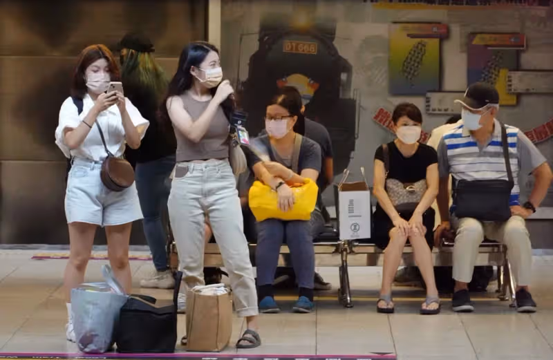 「曝光!男友驚覺女友「背斜背包胸型」過於明顯,網友熱議爆料:真相太刺激!」