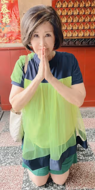 替郭台銘下跪了！女星放話「跪7天7夜」爆哭：不惜一切挺郭董