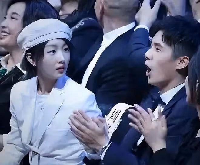 周冬雨雜誌封面惹爭議,頭大身小毫無時尚感,被吐槽沒一張好看