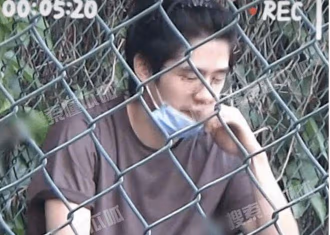 周冬雨雜誌封面惹爭議,頭大身小毫無時尚感,被吐槽沒一張好看