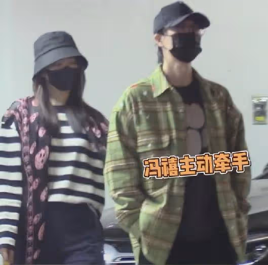 許嵩馮禧逛街再次被拍,十指緊扣感情穩定,兩人相戀已超過半年