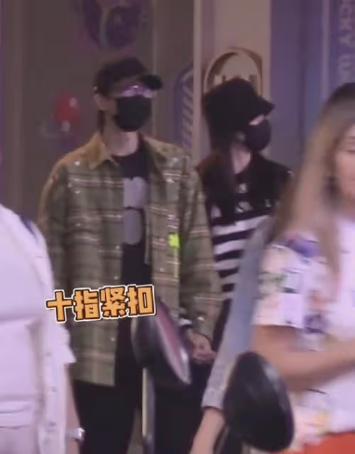 許嵩馮禧逛街再次被拍,十指緊扣感情穩定,兩人相戀已超過半年