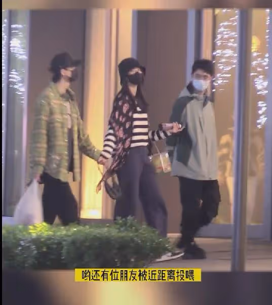 許嵩馮禧逛街再次被拍,十指緊扣感情穩定,兩人相戀已超過半年