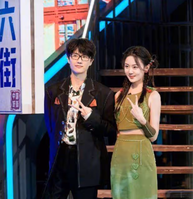 許嵩馮禧逛街再次被拍,十指緊扣感情穩定,兩人相戀已超過半年