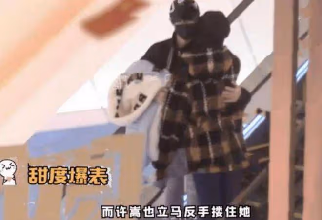 許嵩馮禧逛街再次被拍,十指緊扣感情穩定,兩人相戀已超過半年