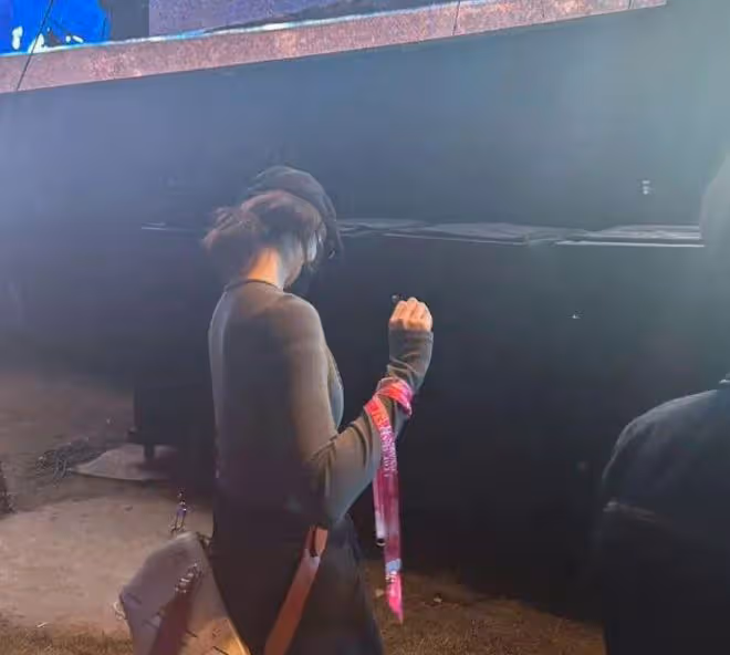 許嵩馮禧逛街再次被拍,十指緊扣感情穩定,兩人相戀已超過半年