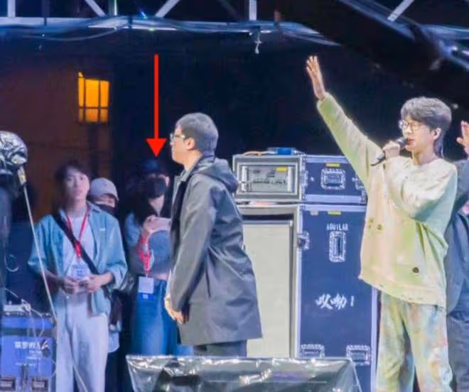 許嵩馮禧逛街再次被拍,十指緊扣感情穩定,兩人相戀已超過半年