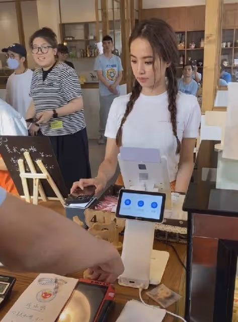蔡依林現身咖啡店,不會用手機支付惹爭議,被吐槽沒見過世面