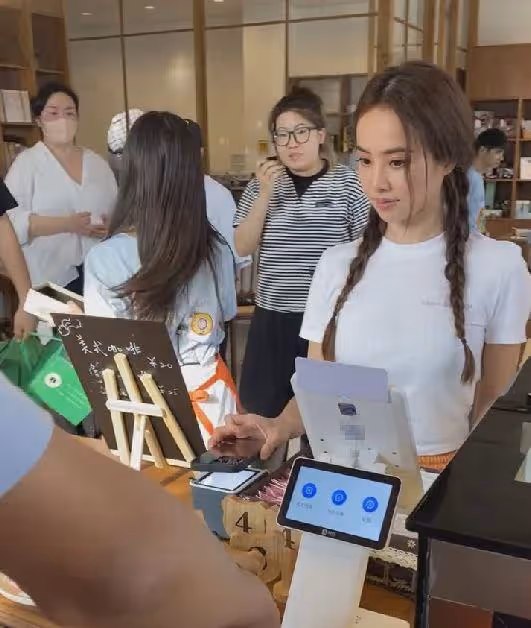蔡依林現身咖啡店,不會用手機支付惹爭議,被吐槽沒見過世面