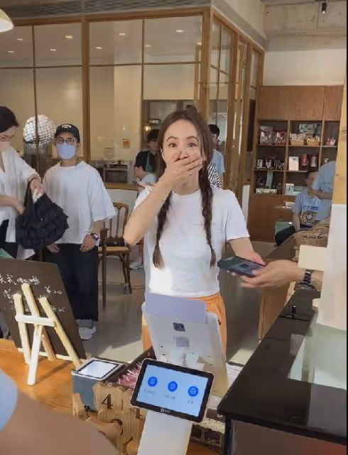 蔡依林現身咖啡店,不會用手機支付惹爭議,被吐槽沒見過世面