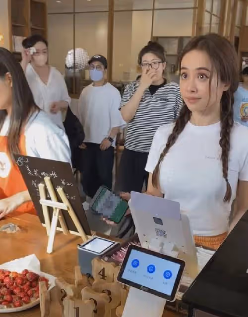 蔡依林現身咖啡店,不會用手機支付惹爭議,被吐槽沒見過世面