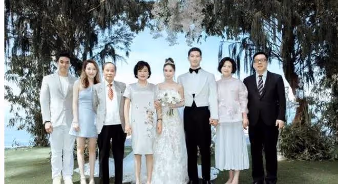 何超蓮婚後出席活動,身材消瘦小腹平平,穿高跟鞋破除懷孕傳聞