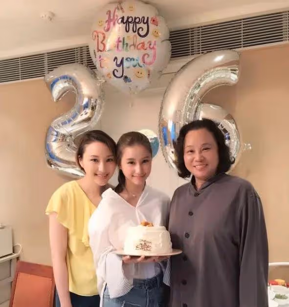 何超蓮婚後出席活動,身材消瘦小腹平平,穿高跟鞋破除懷孕傳聞
