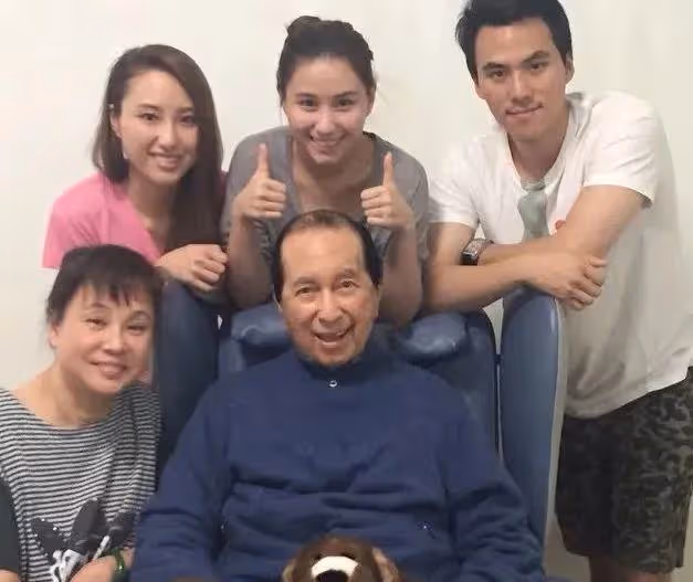 何超蓮婚後出席活動,身材消瘦小腹平平,穿高跟鞋破除懷孕傳聞