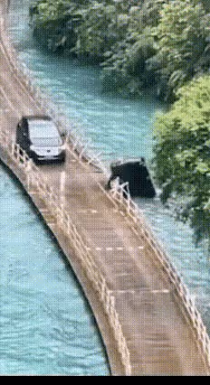 悲痛!恩施網紅浮橋車輛落水,5人被淹死,獲救大媽岸邊嚎啕大哭