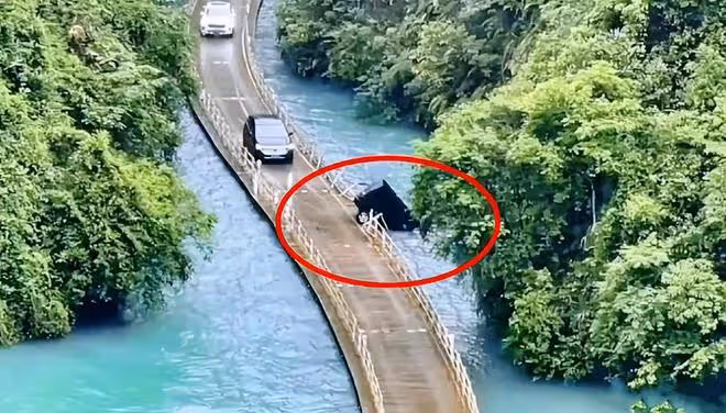 悲痛!恩施網紅浮橋車輛落水,5人被淹死,獲救大媽岸邊嚎啕大哭