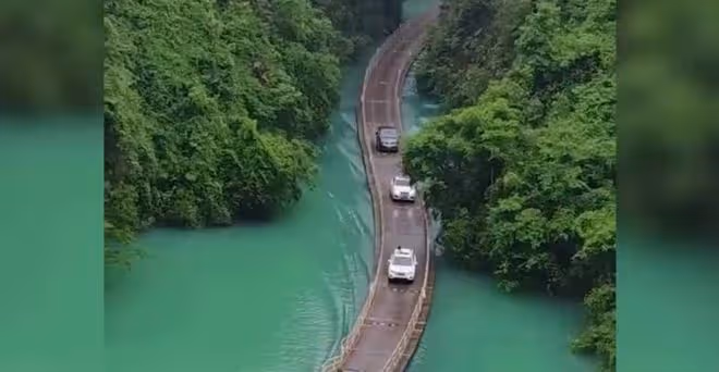 悲痛!恩施網紅浮橋車輛落水,5人被淹死,獲救大媽岸邊嚎啕大哭