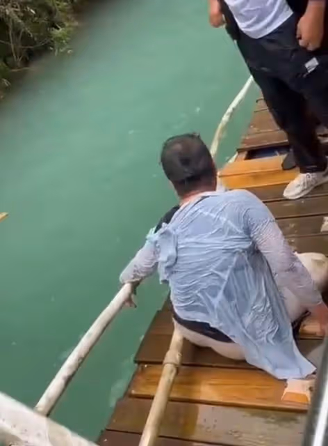 悲痛!恩施網紅浮橋車輛落水,5人被淹死,獲救大媽岸邊嚎啕大哭