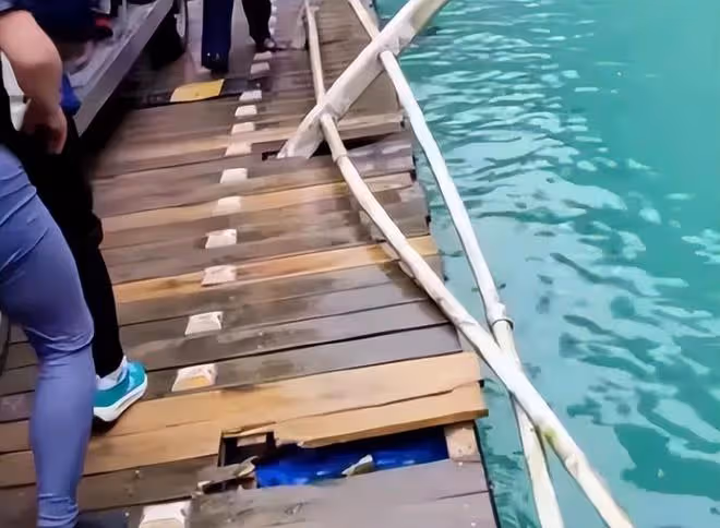 悲痛!恩施網紅浮橋車輛落水,5人被淹死,獲救大媽岸邊嚎啕大哭