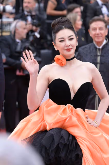坎城紅毯:張雨綺細節大膽,蔣夢婕好尷尬,女星真空上陣放飛自我
