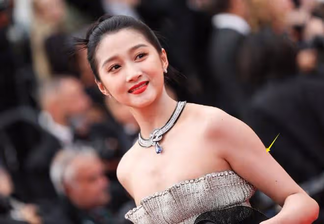 坎城紅毯:張雨綺細節大膽,蔣夢婕好尷尬,女星真空上陣放飛自我