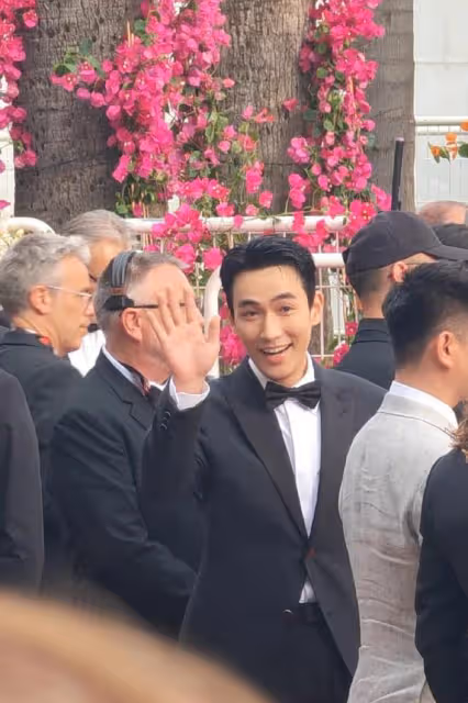 坎城開幕紅毯:關曉彤被冷落,朱一龍太卑微,鞏俐細節凸顯地位