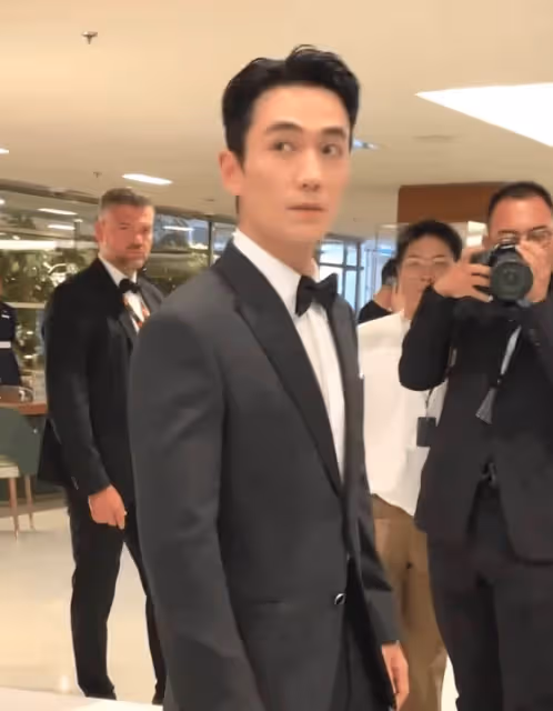 坎城開幕紅毯:關曉彤被冷落,朱一龍太卑微,鞏俐細節凸顯地位