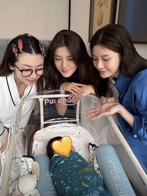 程曉玥曬豪華月子生活1天吃6餐,寶寶享足底按摩,吳千語現身看望