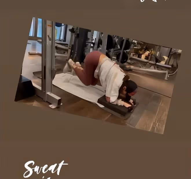 52歲的李嘉欣身材已走樣,在健身房裡積極鍛鍊臀型保持年輕活力