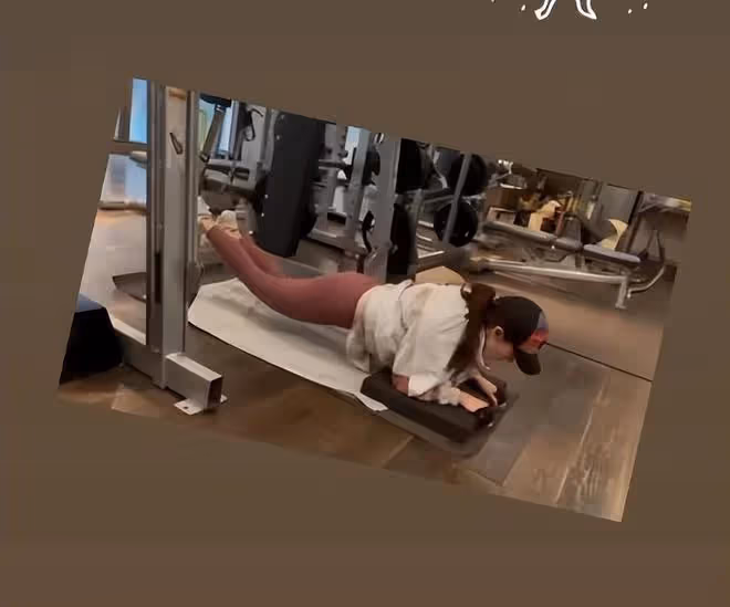 52歲的李嘉欣身材已走樣,在健身房裡積極鍛鍊臀型保持年輕活力
