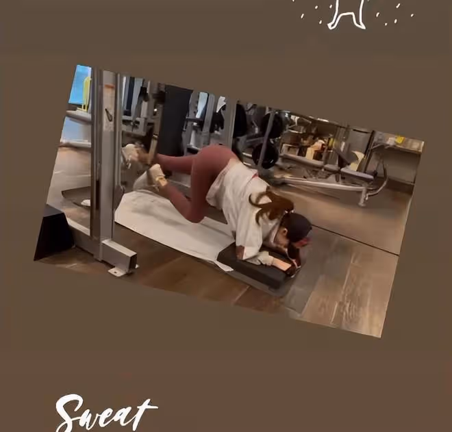 52歲的李嘉欣身材已走樣,在健身房裡積極鍛鍊臀型保持年輕活力