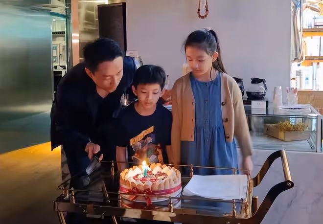 汪小菲與兒女合影照惹爭議:兩個孩子都沒有笑容,很壓抑的樣子