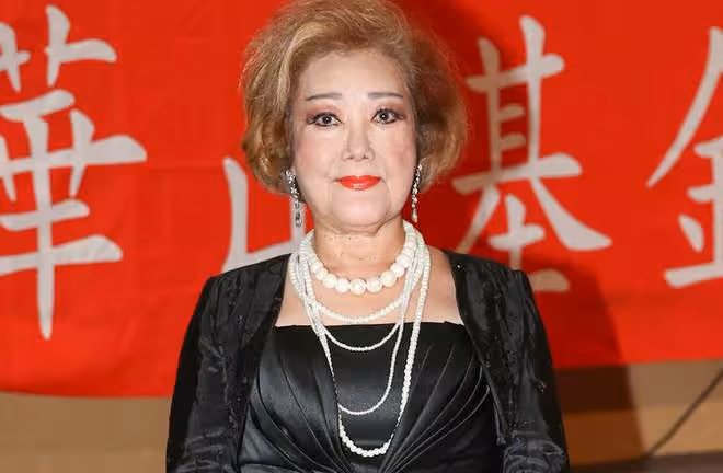 74歲歌后敗光4棟房產,晚年被兒子和前夫家暴,靠翻垃圾桶吃餿水