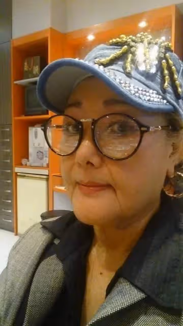74歲歌后敗光4棟房產,晚年被兒子和前夫家暴,靠翻垃圾桶吃餿水