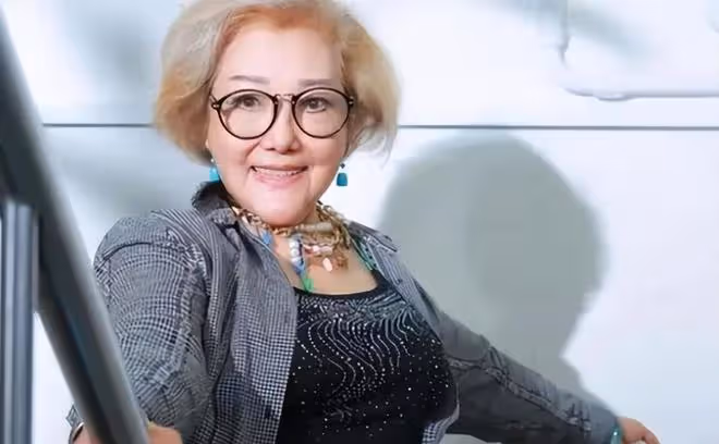 74歲歌后敗光4棟房產,晚年被兒子和前夫家暴,靠翻垃圾桶吃餿水