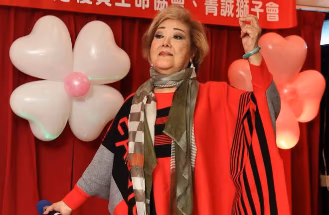 74歲歌后敗光4棟房產,晚年被兒子和前夫家暴,靠翻垃圾桶吃餿水