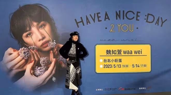 林依晨老公現身,夫妻穿情侶鞋放閃,和公婆全家一起踏青很溫馨