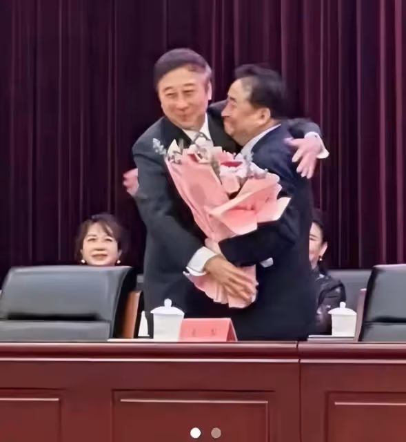 馮鞏當選第九屆曲協主席,與姜昆後台擁抱慶賀,郭德綱無緣入局