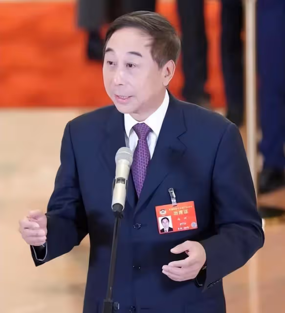 馮鞏當選第九屆曲協主席,與姜昆後台擁抱慶賀,郭德綱無緣入局