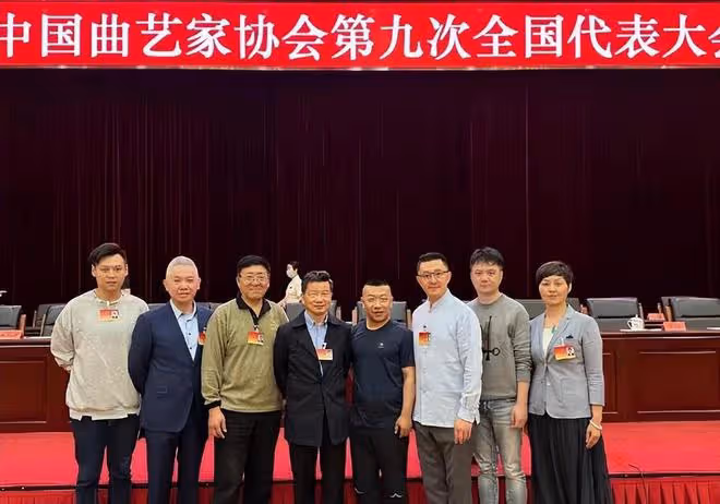 馮鞏當選第九屆曲協主席,與姜昆後台擁抱慶賀,郭德綱無緣入局