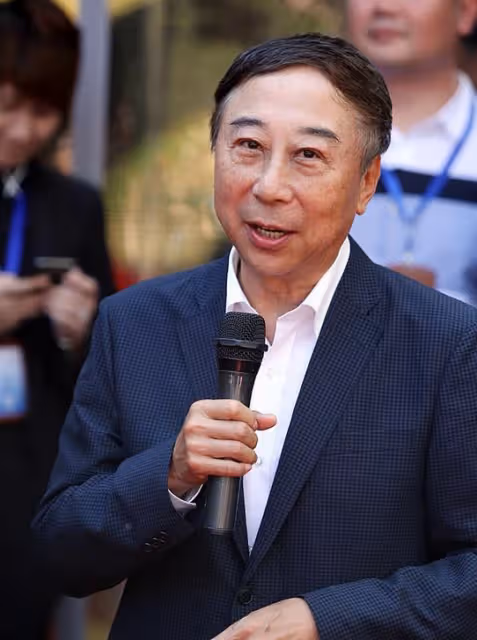 馮鞏當選第九屆曲協主席,與姜昆後台擁抱慶賀,郭德綱無緣入局