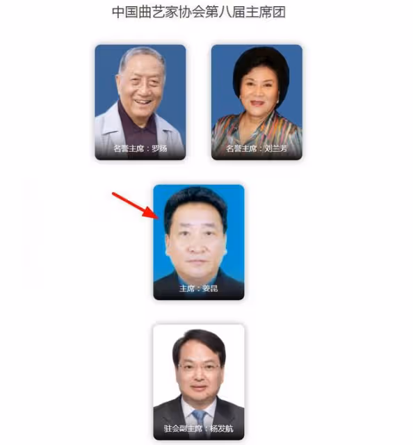 馮鞏當選第九屆曲協主席,與姜昆後台擁抱慶賀,郭德綱無緣入局