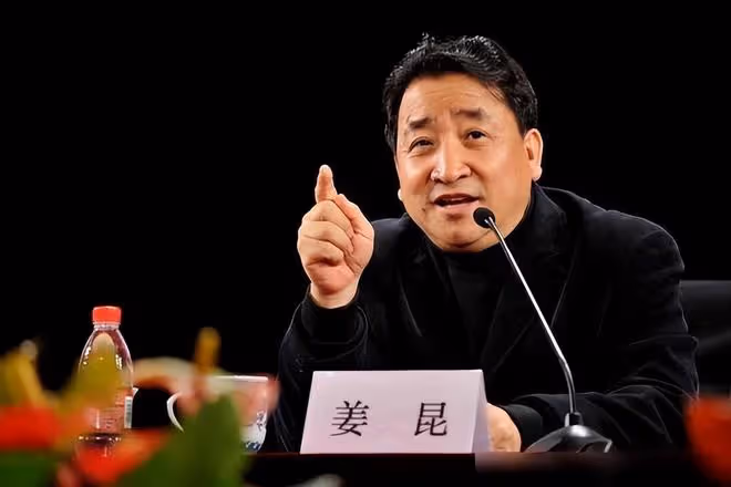 馮鞏當選第九屆曲協主席,與姜昆後台擁抱慶賀,郭德綱無緣入局