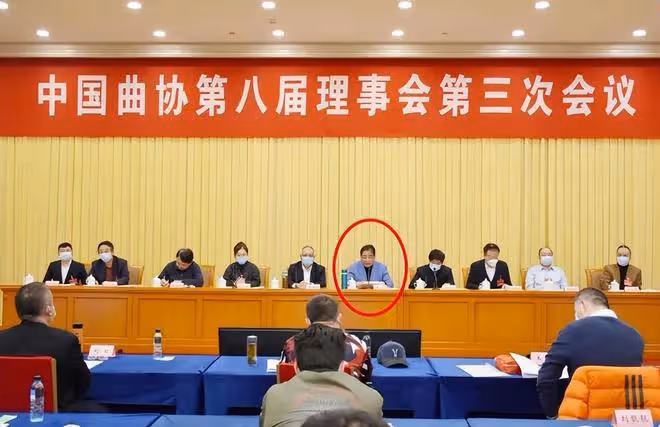 馮鞏當選第九屆曲協主席，與姜昆後台擁抱慶賀，郭德綱無緣入局
