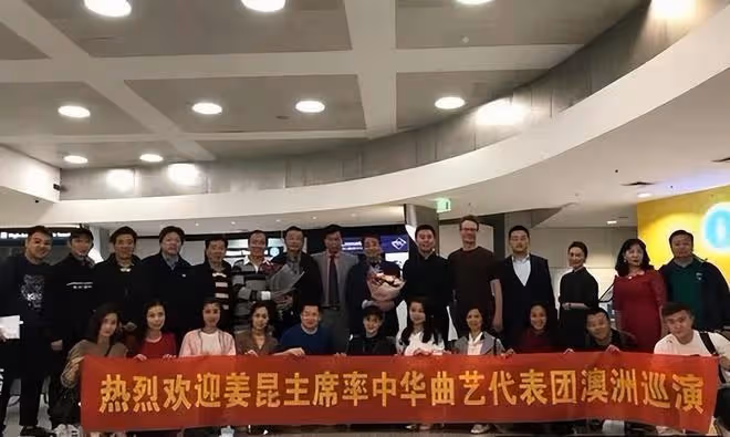 馮鞏當選第九屆曲協主席，與姜昆後台擁抱慶賀，郭德綱無緣入局