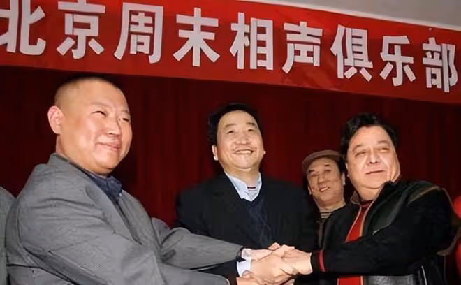 馮鞏當選第九屆曲協主席，與姜昆後台擁抱慶賀，郭德綱無緣入局